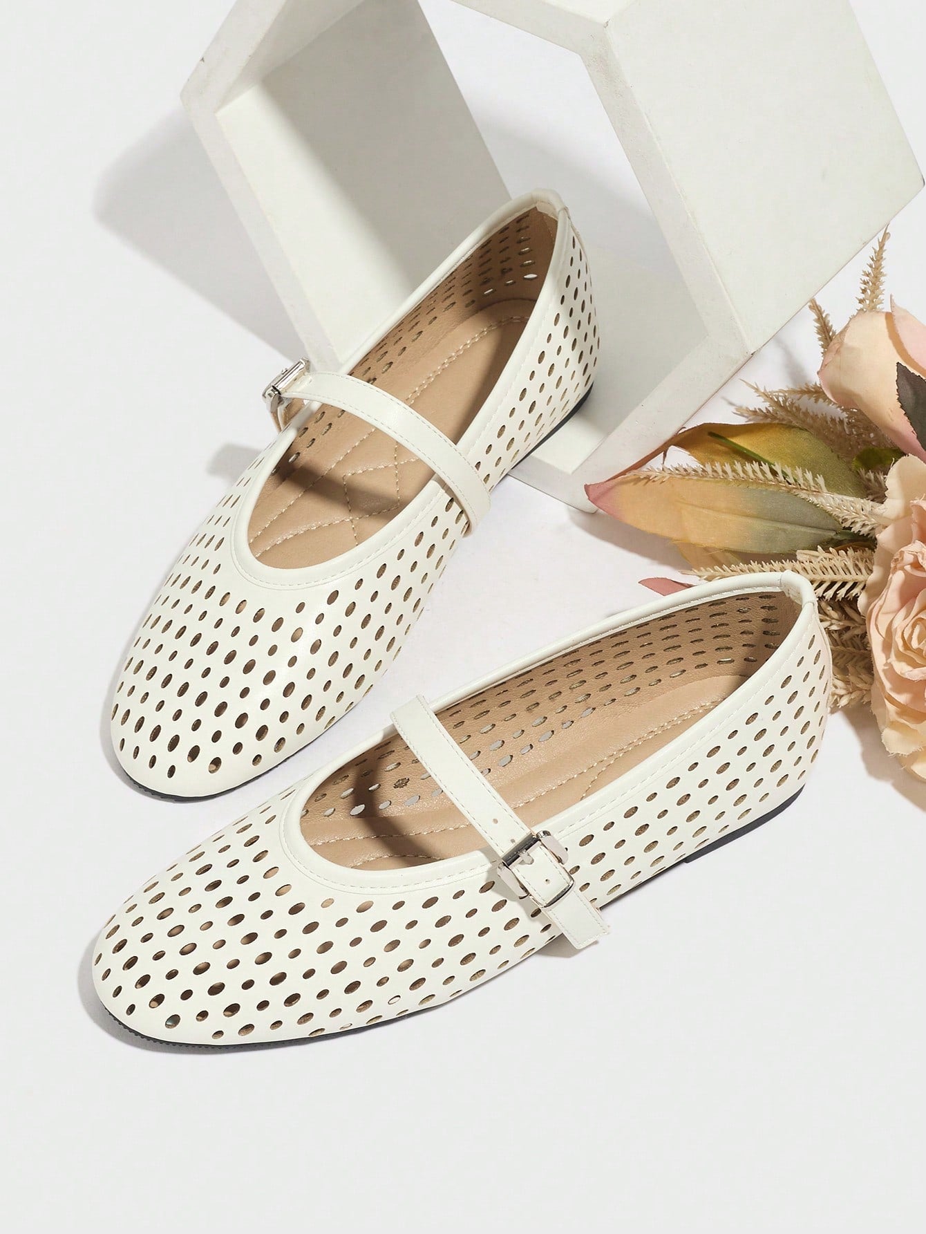 Women's breathable hollow round toe shoes