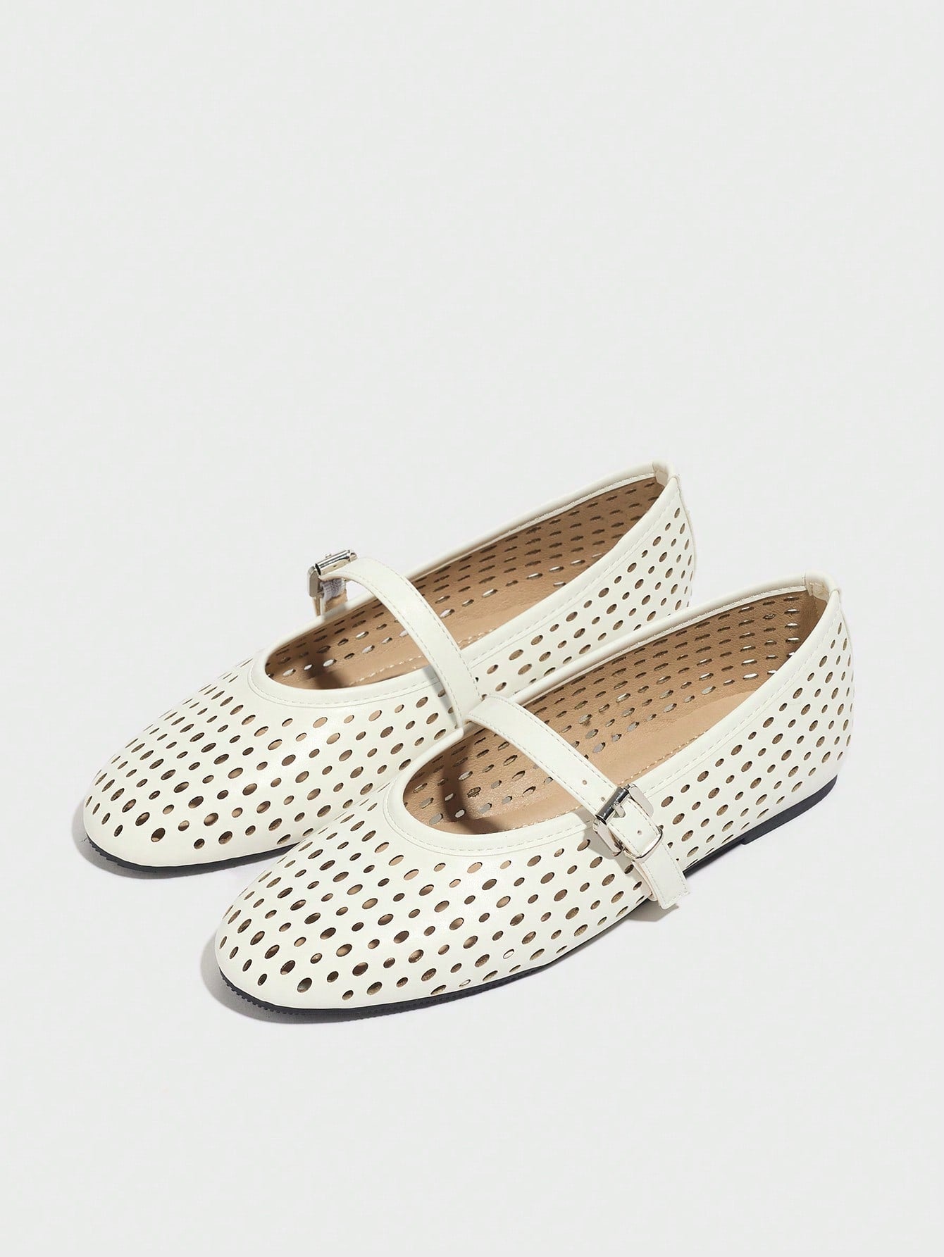 Women's breathable hollow round toe shoes